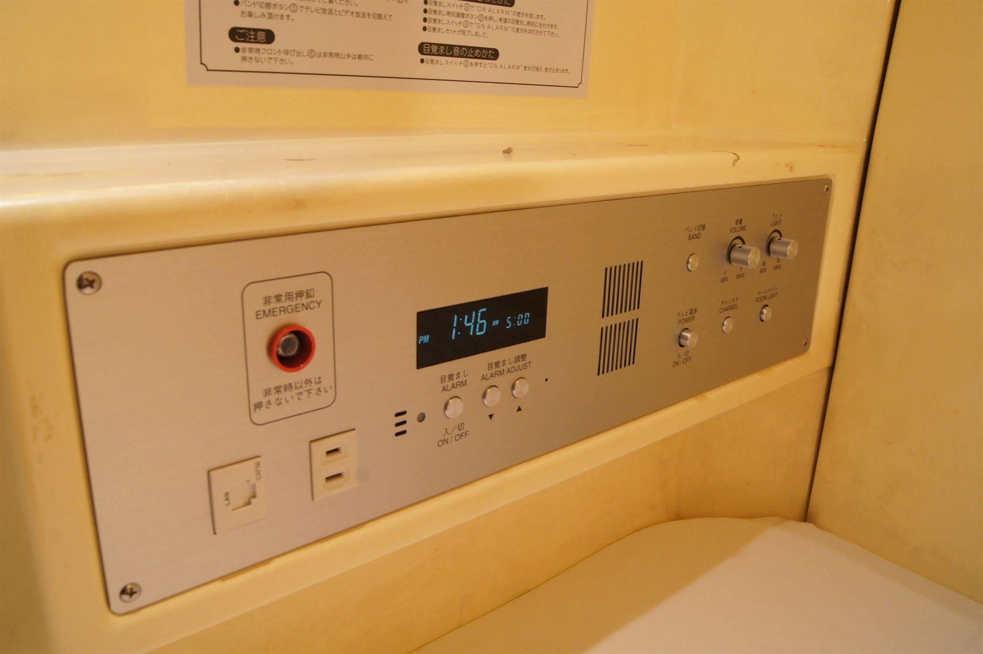 Shinjuku Kuyakusho-mae Capsule Hotel Tokyo Bagian luar foto